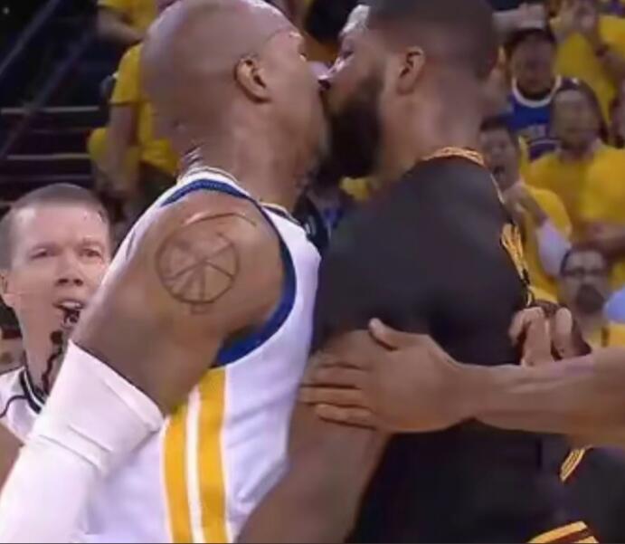 NBA赛场那些让你笑到肚子疼的经典瞬间